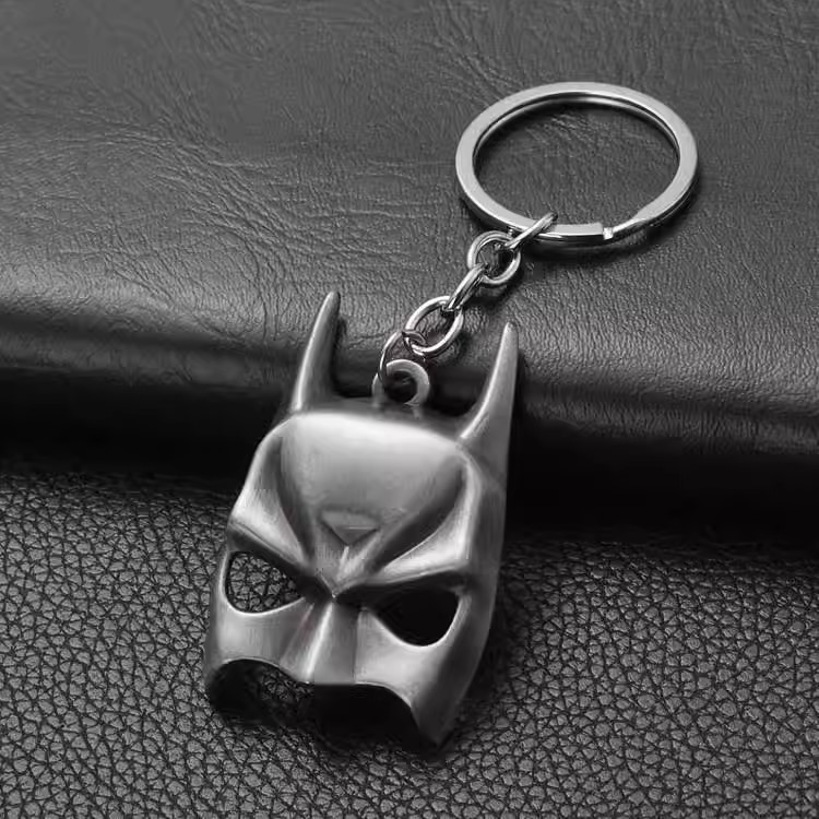 011048 DC - Steel Coloured Batman Mask Keychain (37 Points)